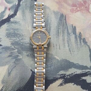 Gucci 9000L Womens Watch/Not Working